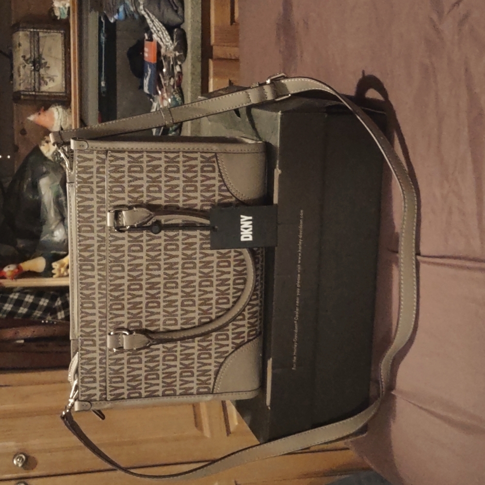 DKNY PERRI BOX SATHCEL